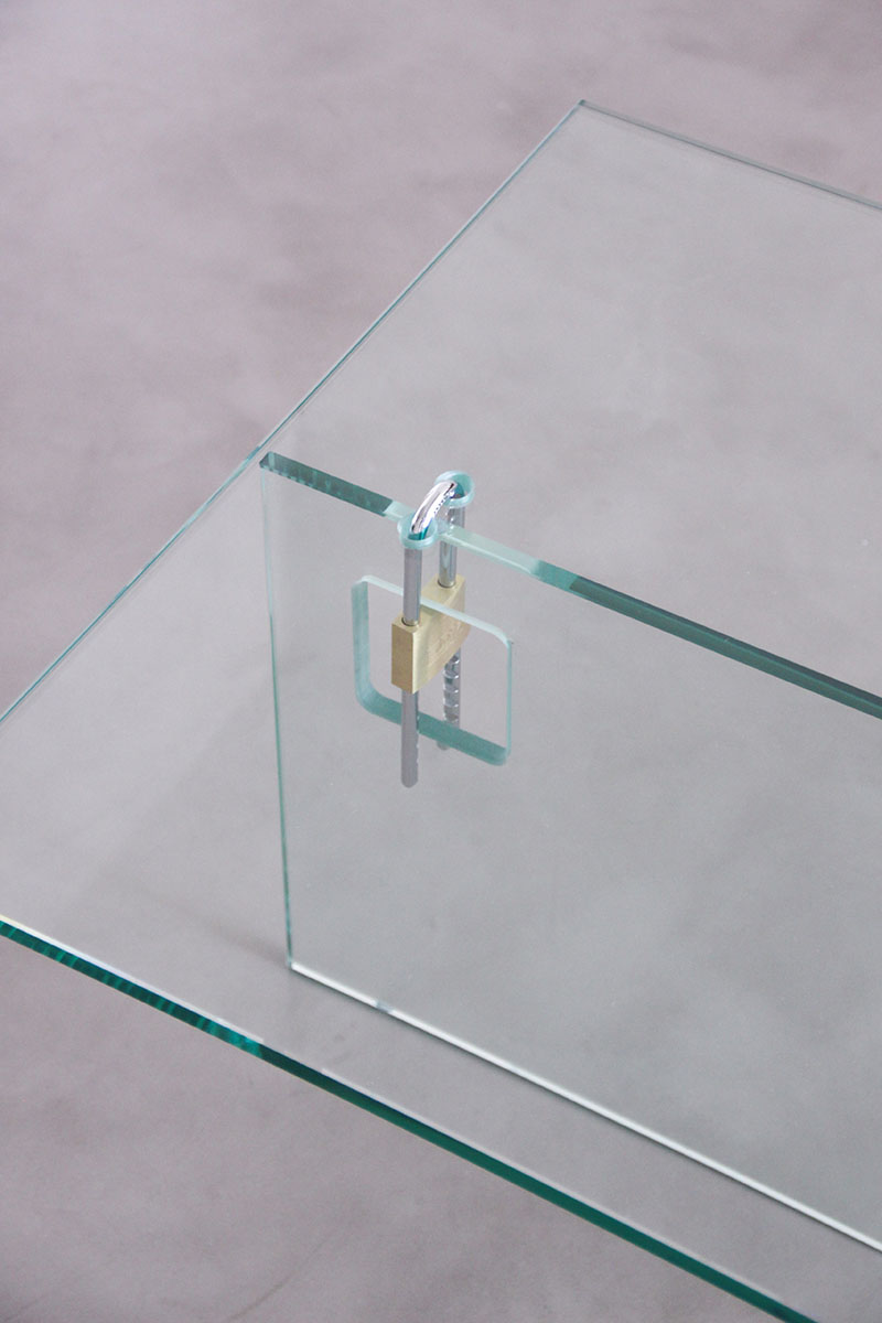 Estudio diseño Cuatro Cuatros: detalle de la mesa de vidrio 4E con candados