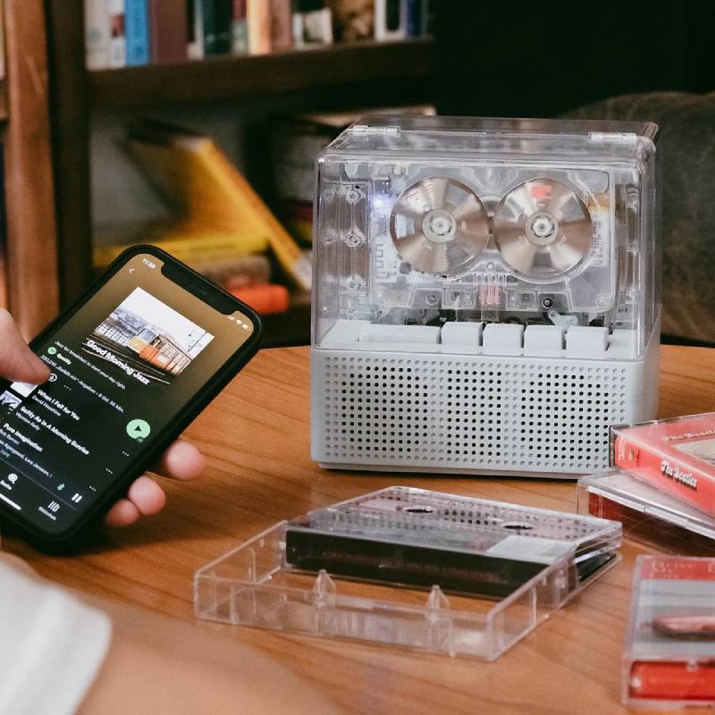 Cassette transparente: fotografía de cómo es el cassette con altavoz incorporado.
