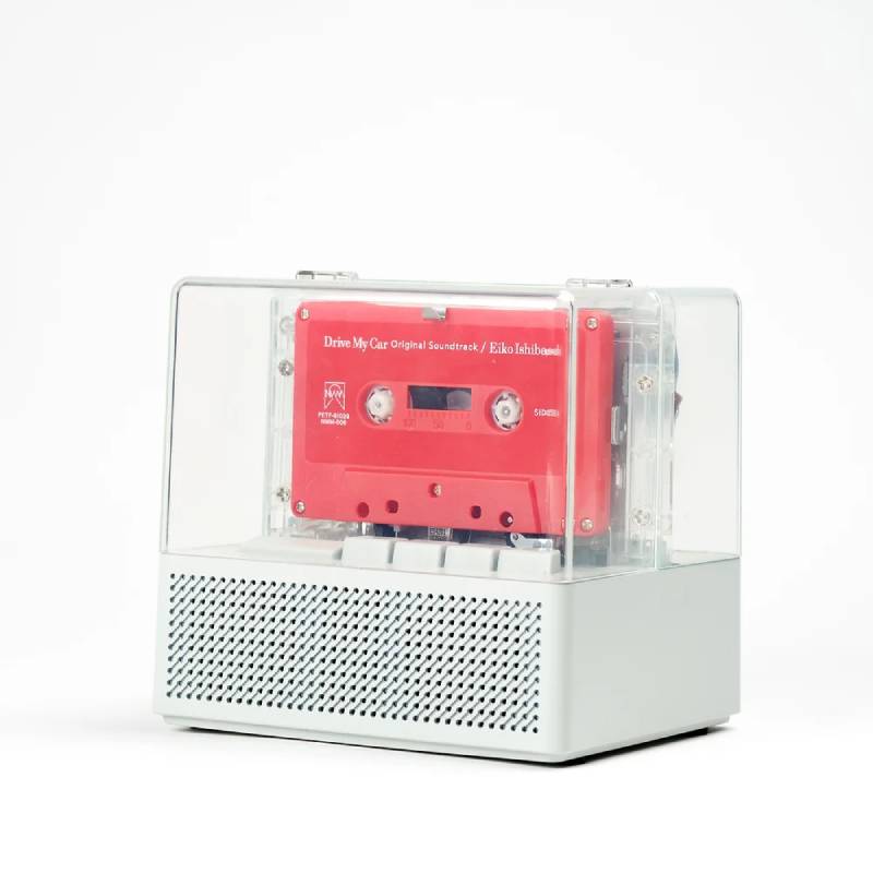 Cassette transparente: fotografía de cómo es el cassette con altavoz incorporado.