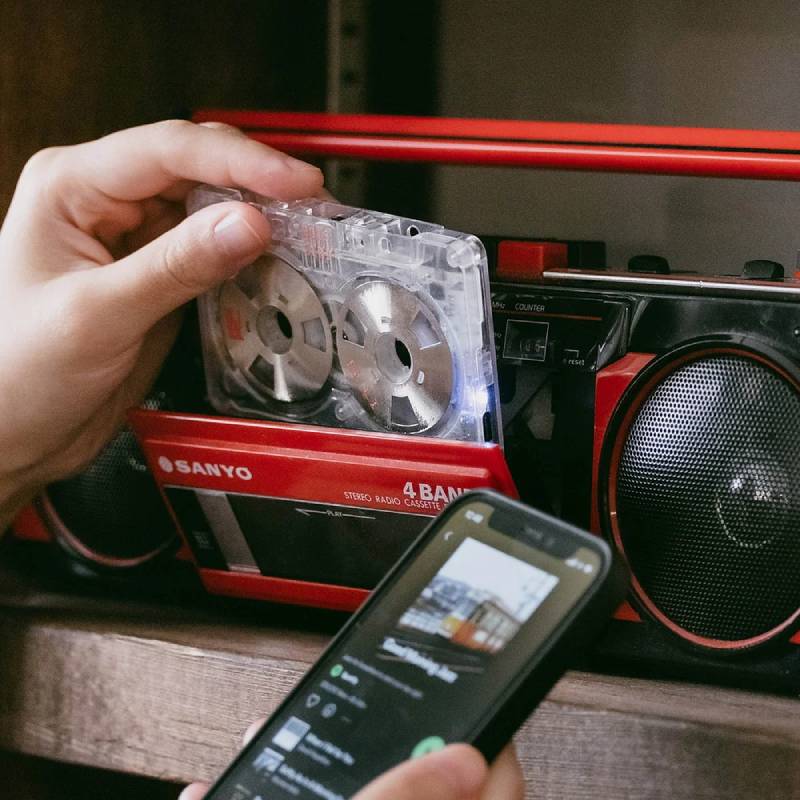 Cassette transparente: fotografía de un cassette tradicional.