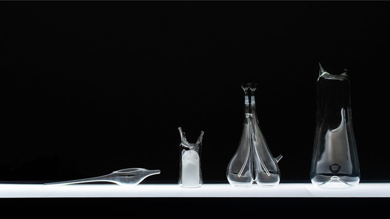 Exposición Wet Dreams en Mayrit: direrentes recipientes de cristal