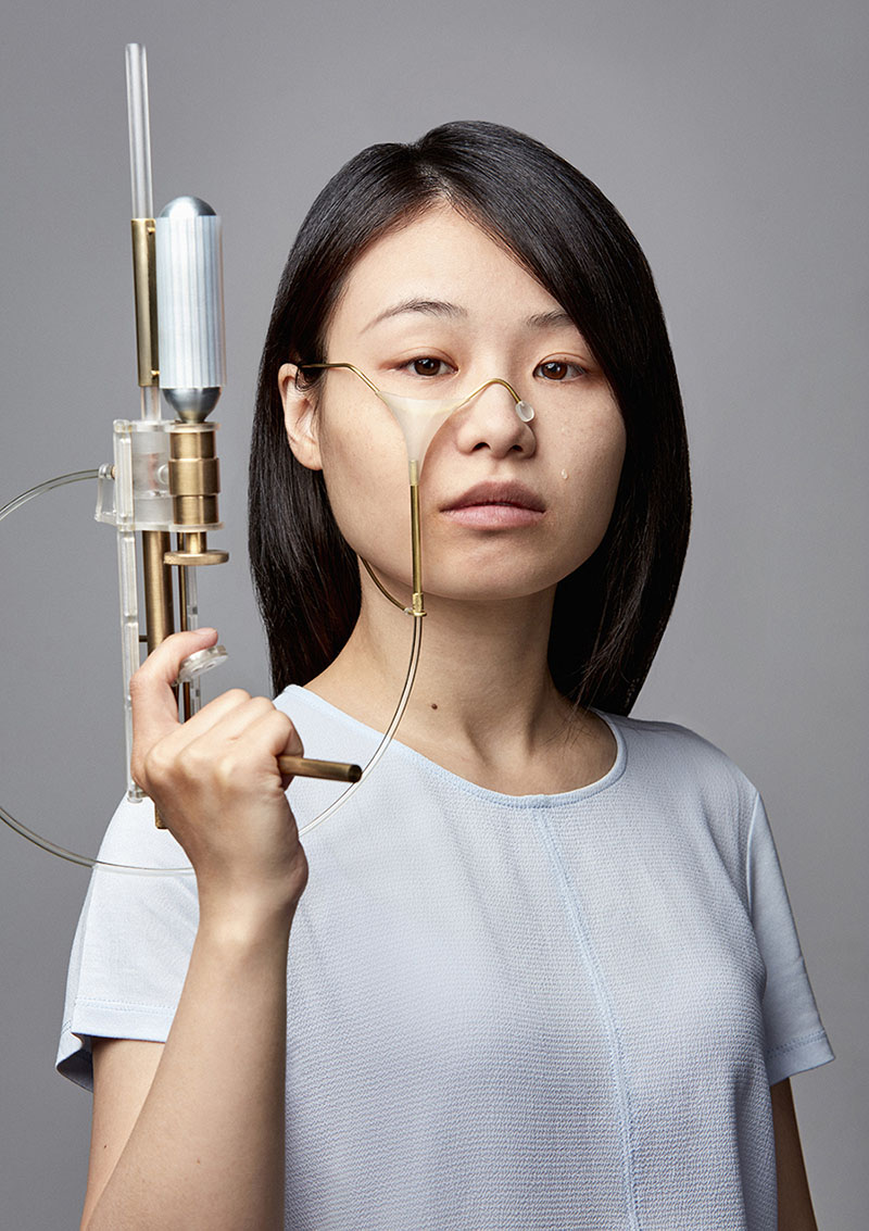 Exposición Wet Dreams en Mayrit: una mujer asiatica con una pistola galactica de agua