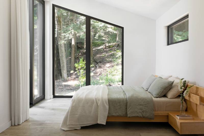 Imagine Mélodie Violet: La habitación, con la cama y un gran ventanal.
