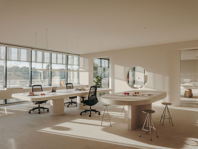 Isern Serra y Gigi Studios: la zona de los despachos con mesas de formas orgánicas