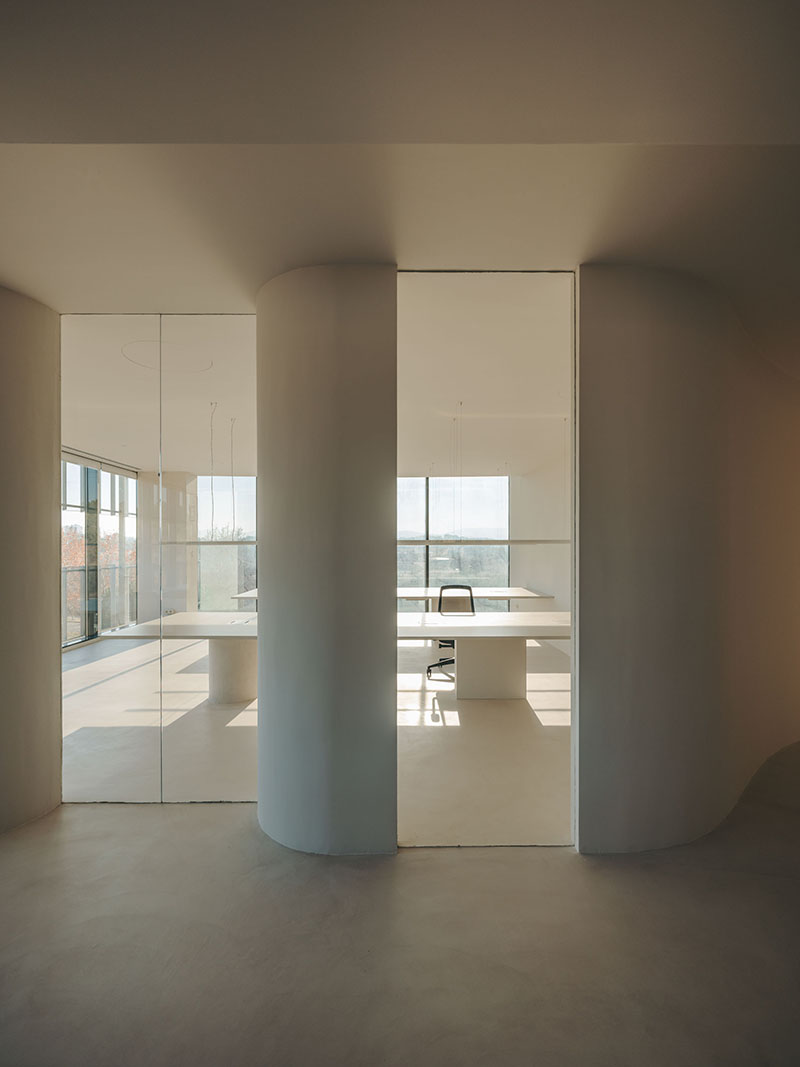 Isern Serra y Gigi Studios: el pasillo y una oficina al fondo
