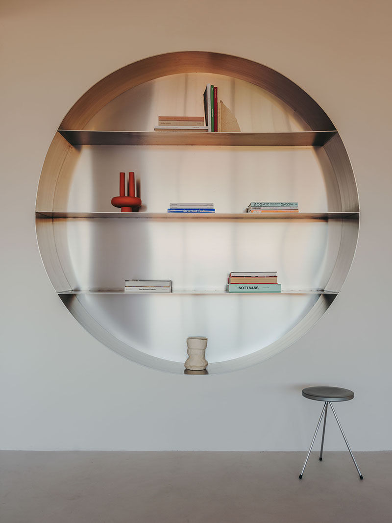 Isern Serra y Gigi Studios: una estantería circular empotrada en la pared