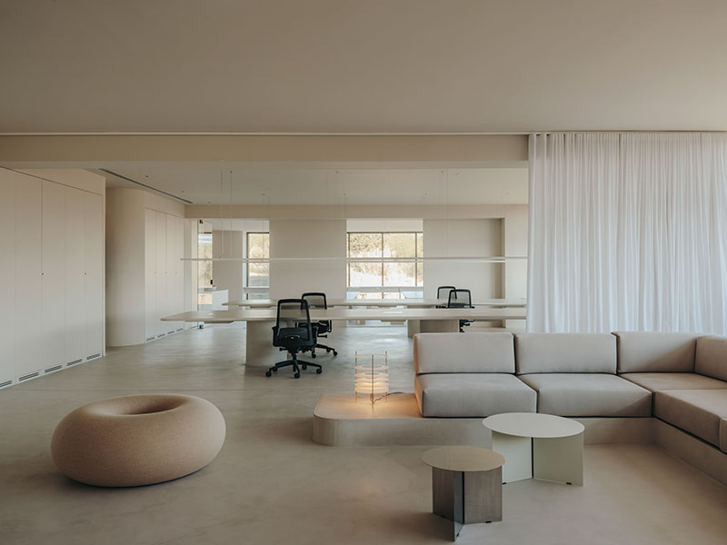 Isern Serra y Gigi Studios: sala de reuniones y despacho al fondo