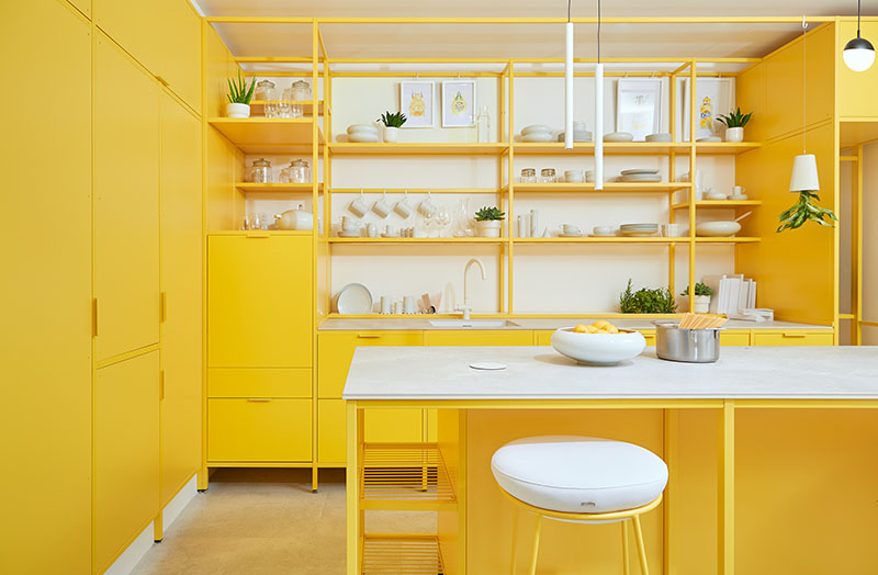 Kitchen for Life de la arquitecta Paula Rosales: vista de su cocina modular en color amarillo