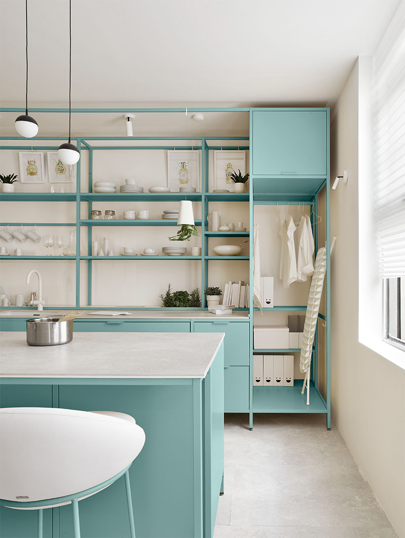 Kitchen for Life de la arquitecta Paula Rosales: cocina en metal de color azul