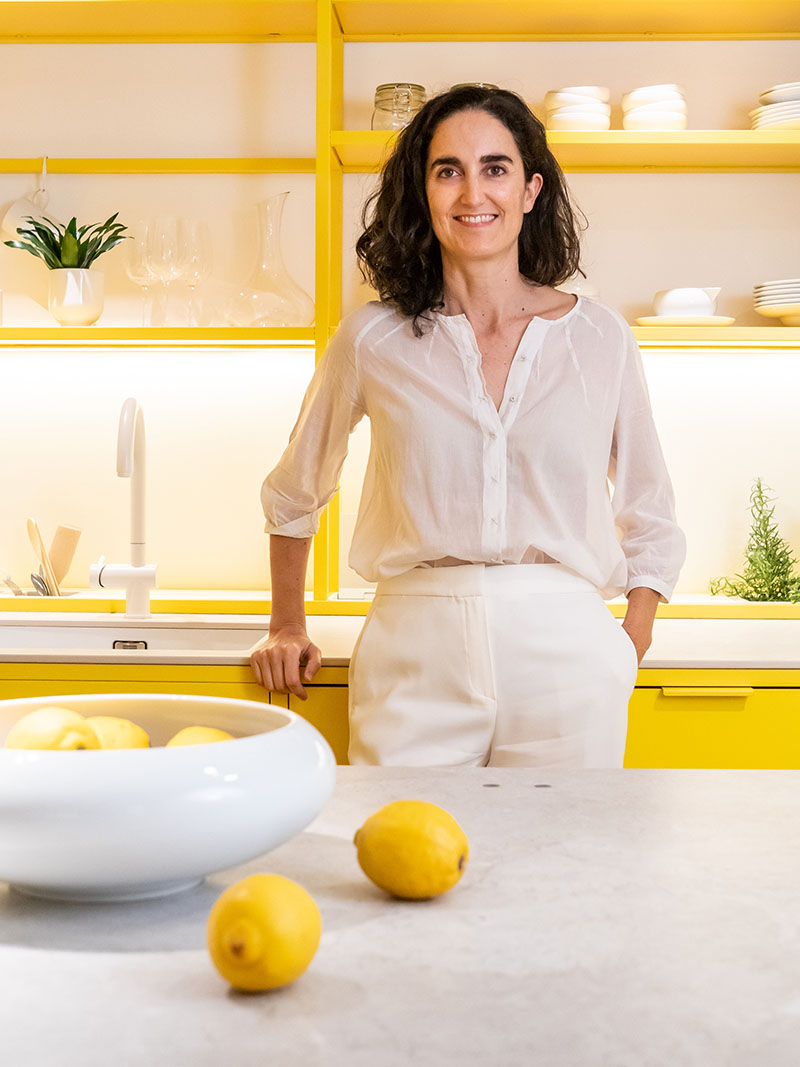 Kitchen for Life de la arquitecta Paula Rosales: retrato de la autora con una cocina amarilla