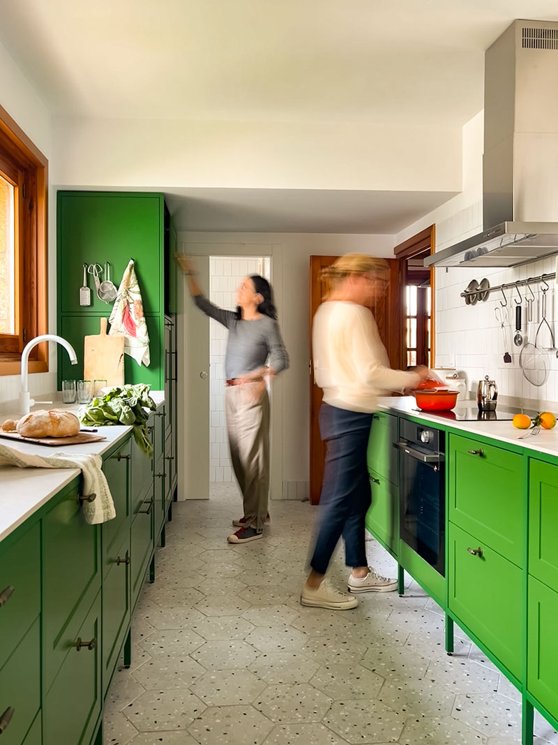 Kitchen for Life de la arquitecta Paula Rosales: gente trabajando en una cocina de color verde