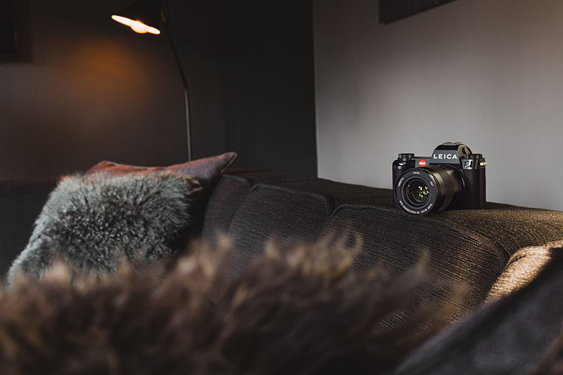 Leica SL3 fullframe sin espejo: la cámara de color negra encima de un sofá