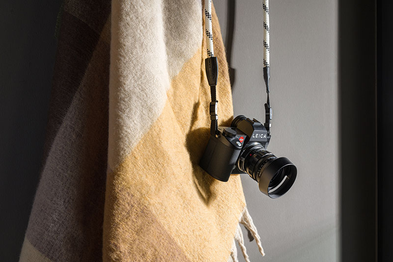 Leica SL3 fullframe sin espejo: la cámara colgada de un hombro