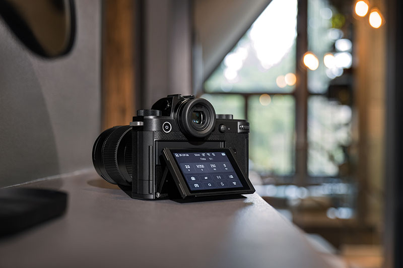 Leica SL3 fullframe sin espejo: un primer plano de la cámara con su menú táctil en el visor