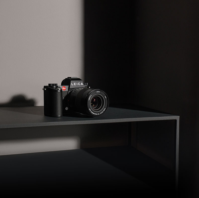 Leica SL3 fullframe sin espejo: la cámara en una estantería negra