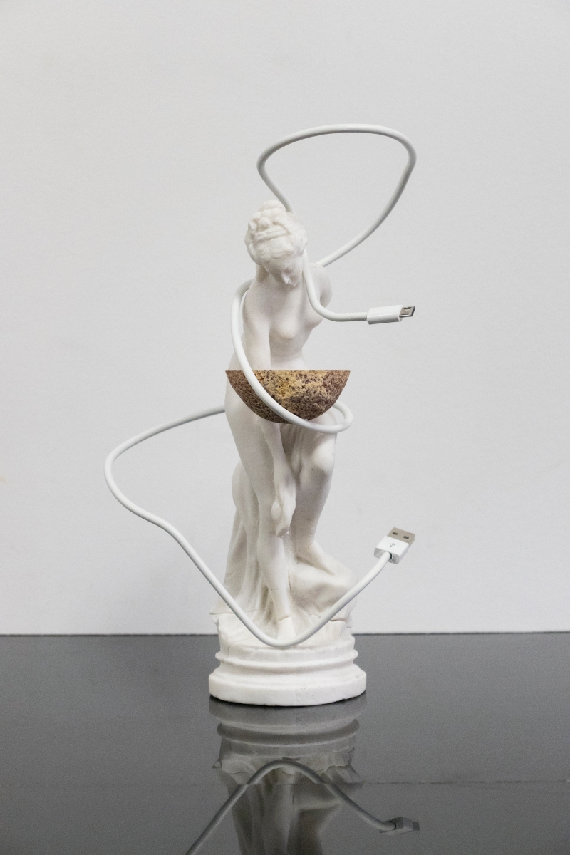 Leo Fourdrinier. Imagen de una escultura con un cable usb.
