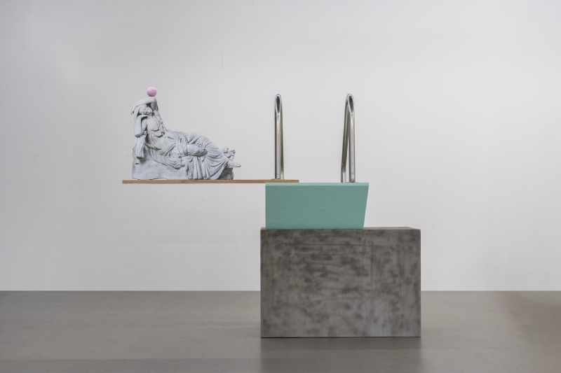 Leo Fourdrinier. Imagen de instalación con una escultura sobre una tabla que asemeja a un trampolín de piscina.