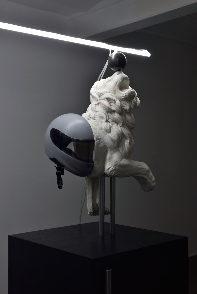 Leo Fourdrinier. Imagen de un casco y una escultura de un león.