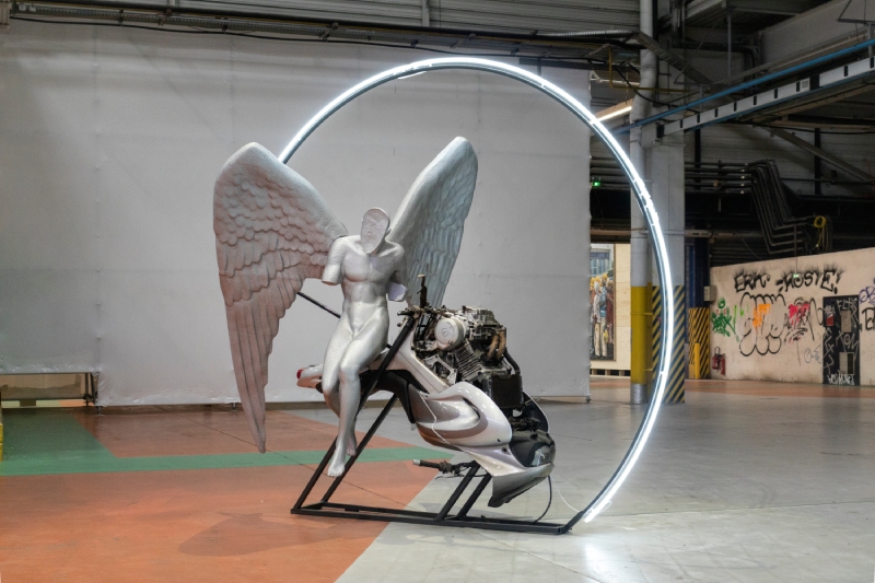 Leo Foudrinier. Imagen de escultura de un ángel y una moto.