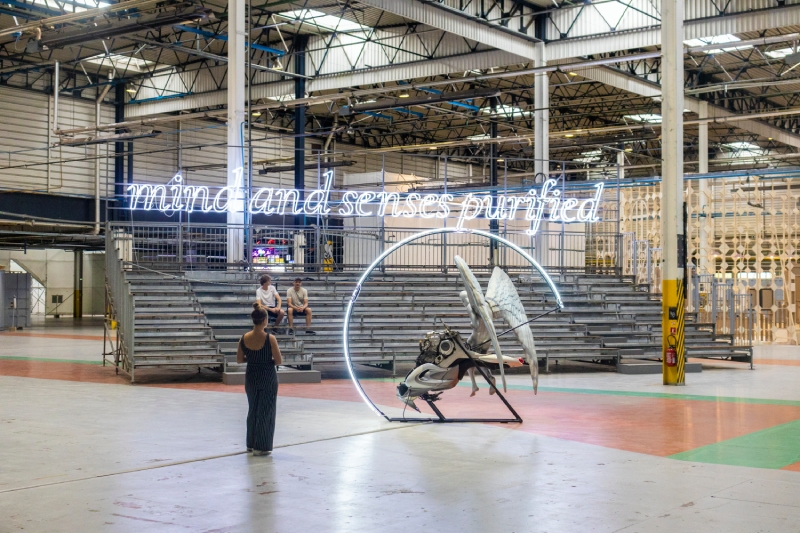 Leo Fourdrinier. Imagen de instalación con una moto, un ángel y un aro.