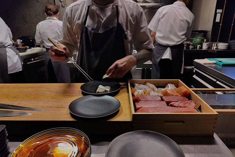 Mateo Honten Edo kobayashi: uno del los cocinero preparando sushi