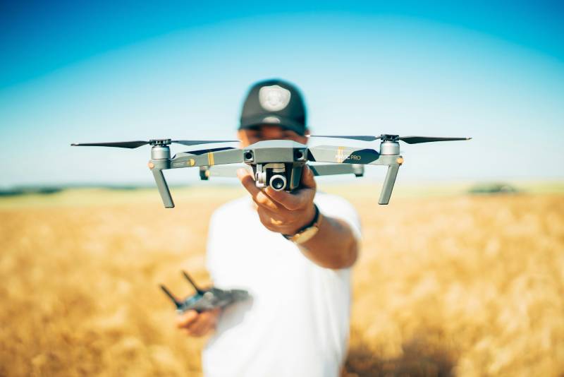 Mejores drones: una persona sosteniendo un dron.
