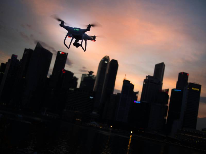 Mejores drones: un dron sobrevuela una ciudad por la noche.