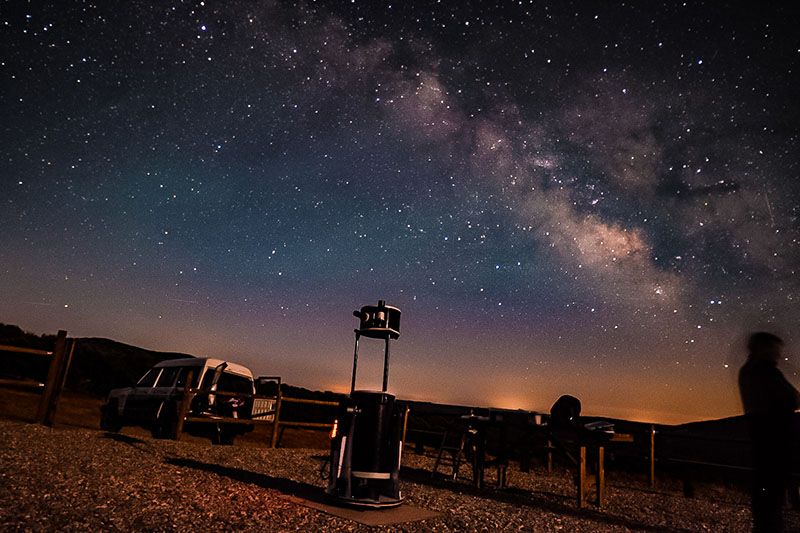 Planes nocturnos Paradores: un cielo lleno de estrellas y telescopio profesional