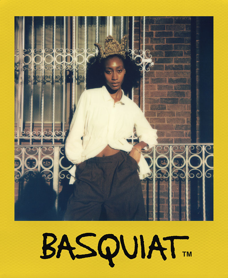 Polaroid Basquiat Edition: una polaroid con una mujer posando y la firma del artista neoyorkino