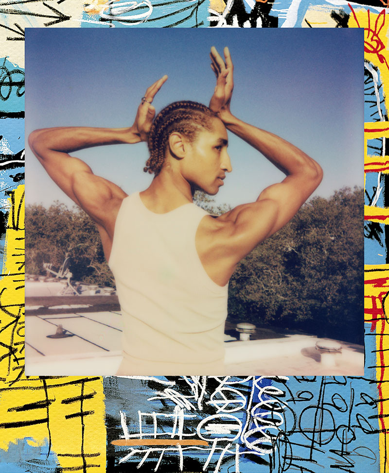Polaroid Basquiat Edition: una polaroid con un hombre posando con un marco de la obra del artista