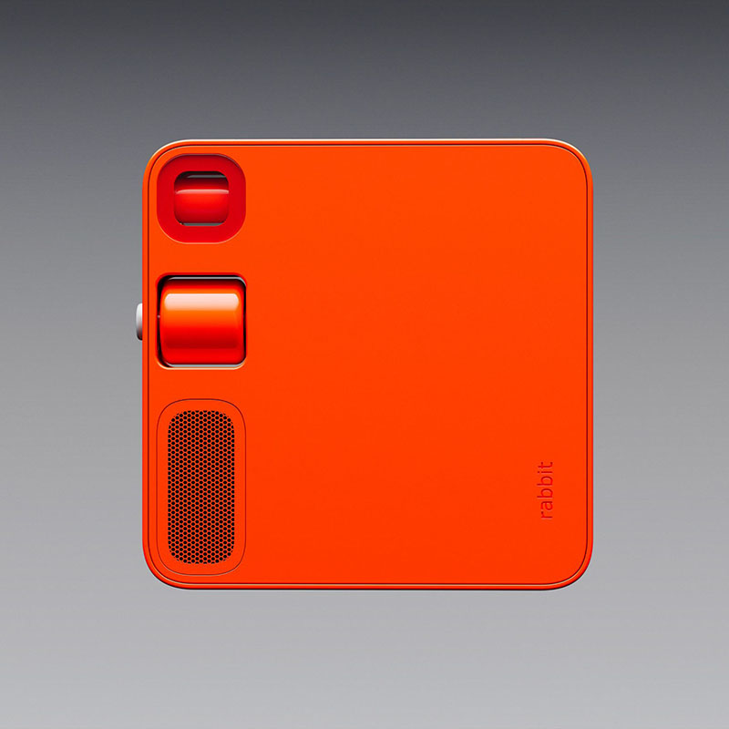 Rabbit R1: un dispositivo cuadrado de color naranja visto por la parte trasera