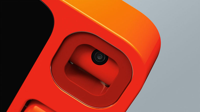 Rabbit R1: un dispositivo cuadrado de color naranja, un primer plano de su cámara 360 grados y su rueda scroll
