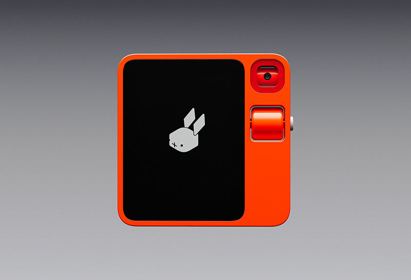 Rabbit R1: un dispositivo cuadrado de color naranja visto de frente