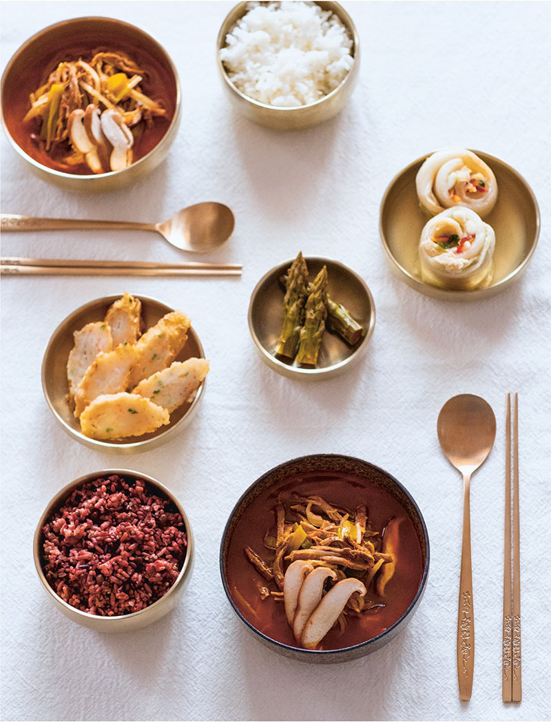 Recetas cocina coreana casera: plato de sopa de ternera picante con verduras