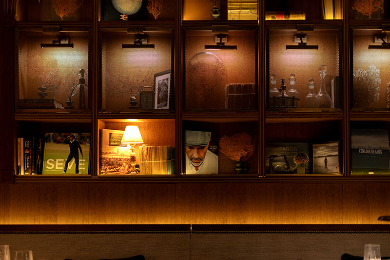 Restaurante Amós Madrid: una de las paredes llenas de objetos personales del chef