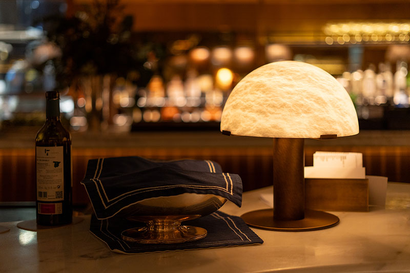 Restaurante Amós Madrid: ambiente cálido con una lámpara de mesa