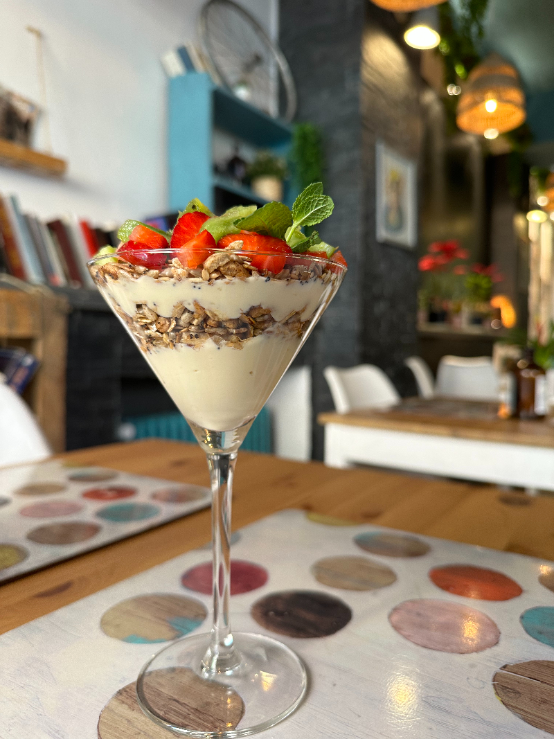 Restaurante Cookaluzka: postre en copa con fresas y frutos secos