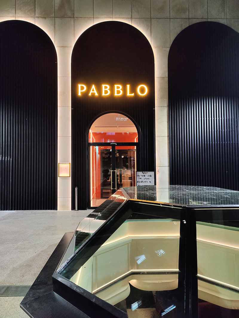 Restaurante Pabblo en Madrid: una de las entradas al restaurante con una claraboya octogonal en el suelo