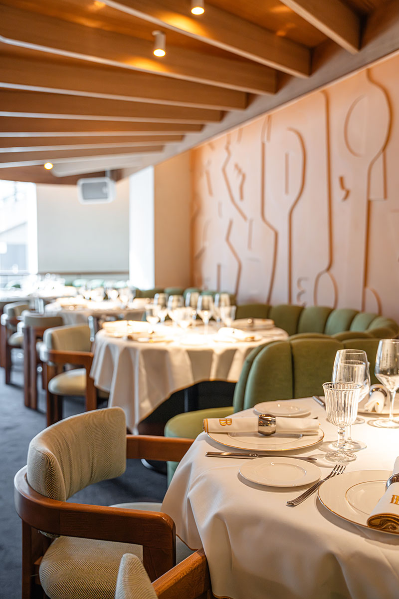 Restaurante Pabblo en Madrid: detalles de las mesas redondas en una sala con mucha luminosidad