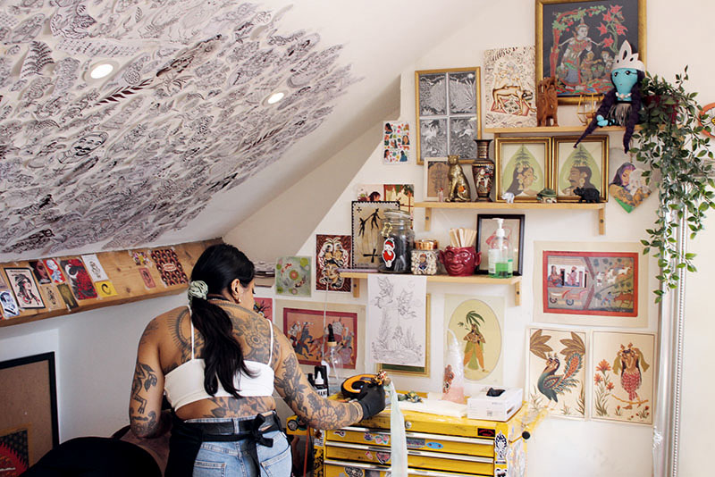Tatuaje: Una Nueva Generación de Artistas: una mujer en su estudio con la espalda tatuada