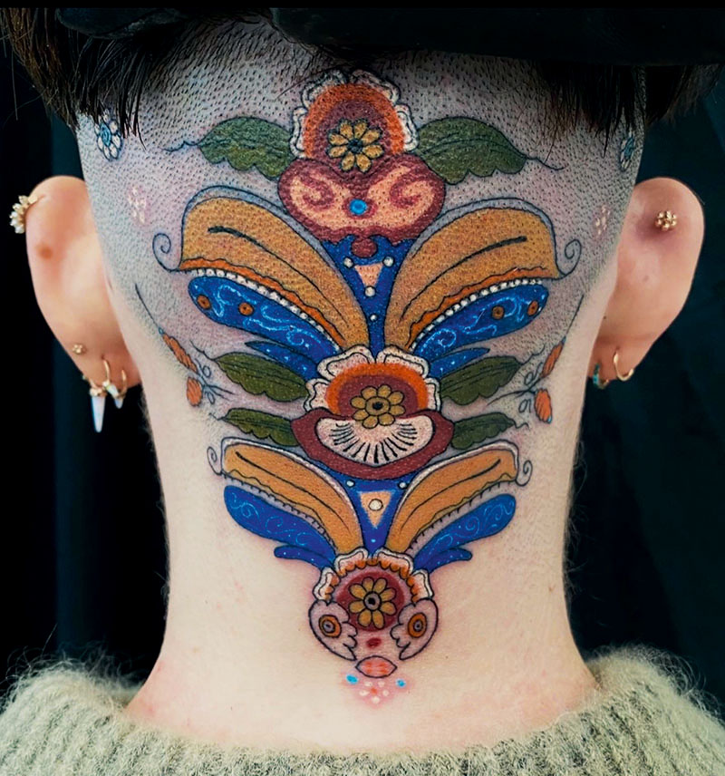 Tatuaje: Una Nueva Generación de Artistas: un tatuaje de colores en la nuca de una mujer