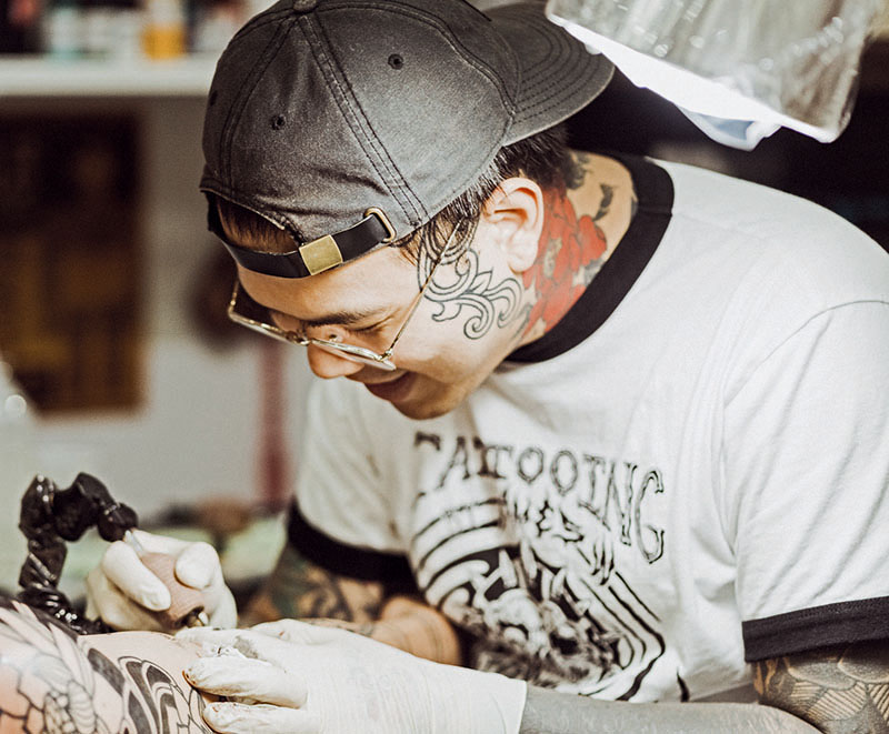 Tatuaje: Una Nueva Generación de Artistas: un tatuador trabajando en la piel