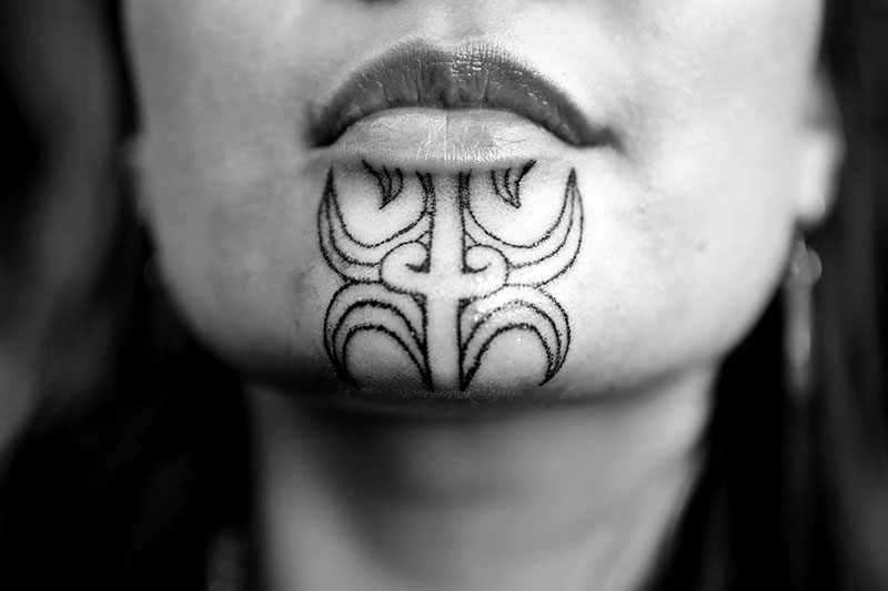 Tatuaje: Una Nueva Generación de Artistas: un tatuaje tribal en la barbilla de una mujer