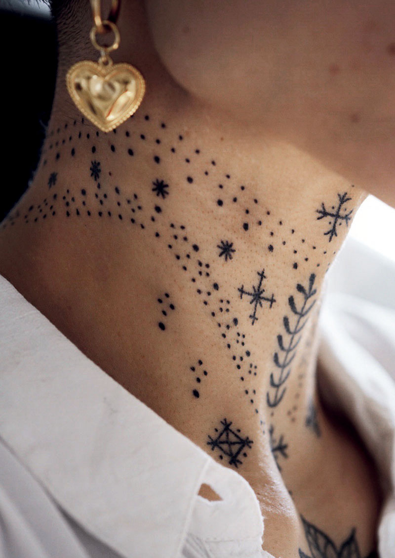 Tatuaje: Una Nueva Generación de Artistas: el cuello de una mujer con puntos y estrellas tatuados