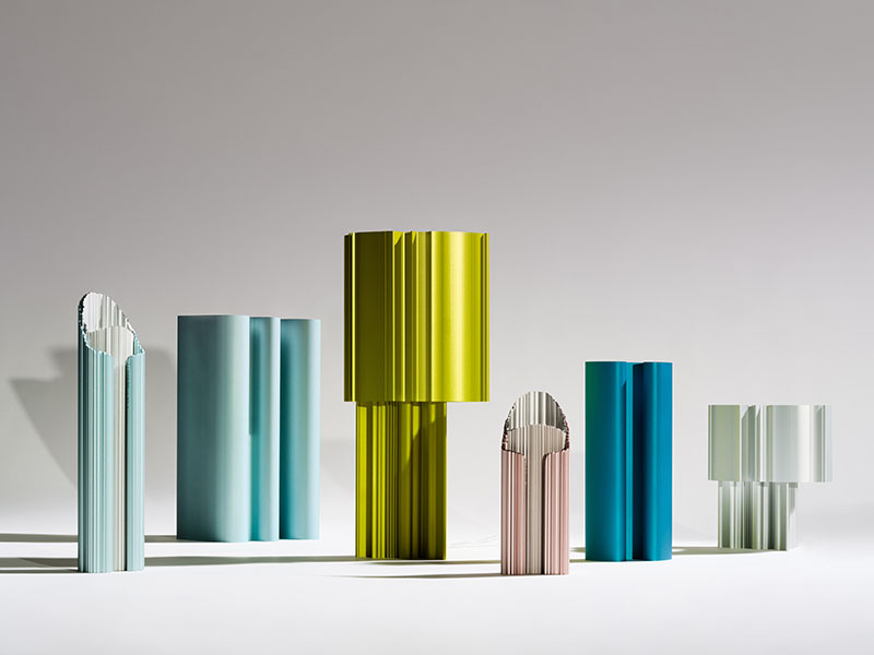 100R exposición de Hydro durante la Semana del diseño en Milán 2024: un conjunto de piezas de aluminio