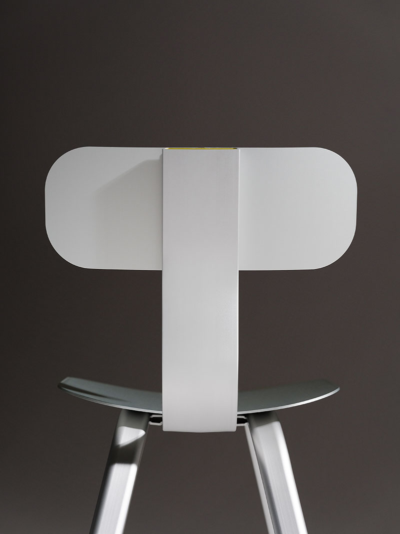 100R exposición de Hydro durante la Semana del diseño en Milán 2024: la parte de atrás de una silla