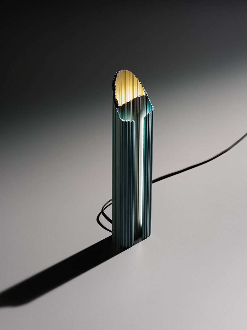 100R exposición de Hydro durante la Semana del diseño en Milán 2024: una lámpara realizada con aluminio