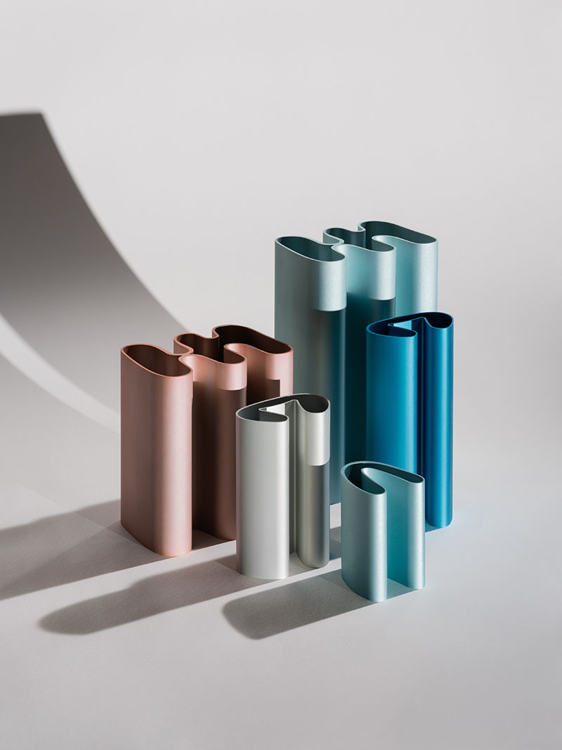 100R exposición de Hydro durante la Semana del diseño en Milán 2024: diferentes jarrones