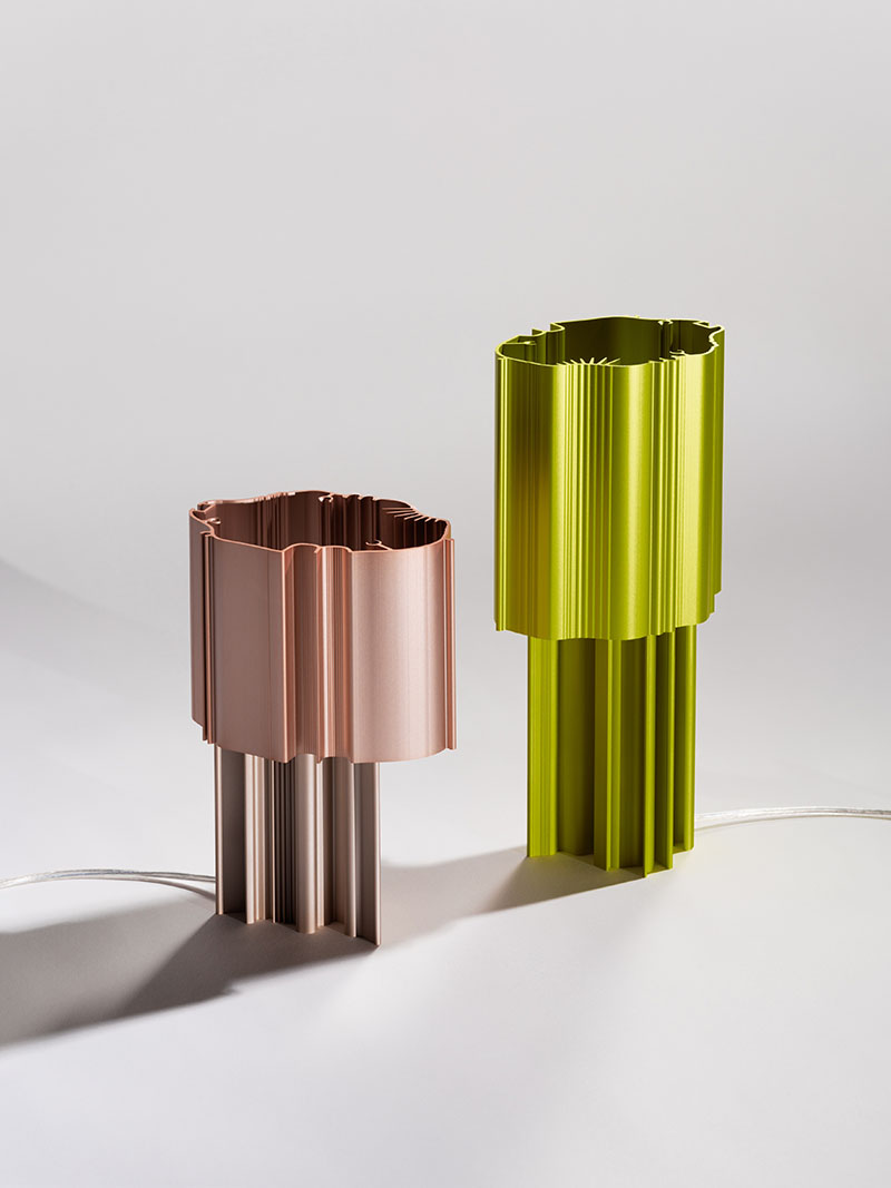 100R exposición de Hydro durante la Semana del diseño en Milán 2024: dos lámparas realizadas con alumino extruido