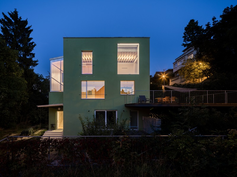 Aoc Architekti-The Green House: fachada verde principal noche